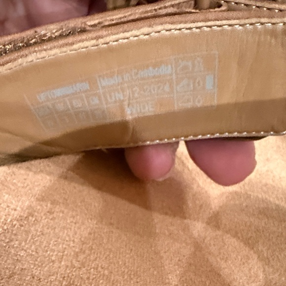 Vionic Women's Tan Buckle Flip Flops - Picture 5 of 5